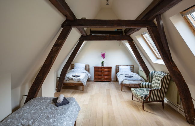 Unique Apartment In Historic Mansion - Photo 7