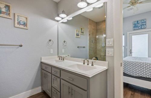 Steps to the Beach | Tiki Bar Fun | Epic Bay Views | Sleeps 8 - Foto 28