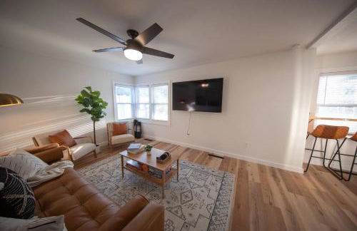 Centrally Located Cozy Modern Home in Bethel - Foto 41