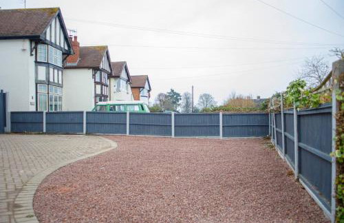 6 BR 3 Bath Spacious Tudor House & Free Parking - Foto 46