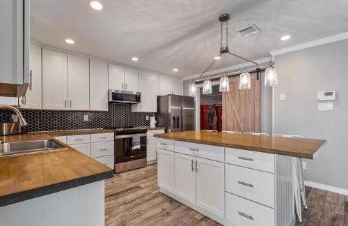 Retreat close to Lewisville Lake with pool, pet ok - Photo 15