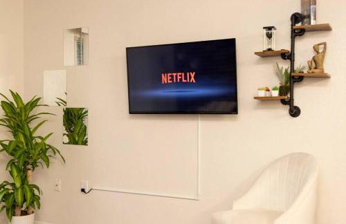 Rustic Luxe Loft , A King Bed Hideout with Edge - Foto 6