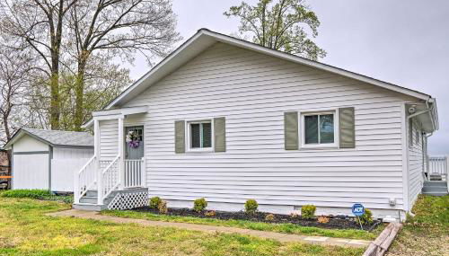 Waterfront Cottage with Private Beach and Deck! - Foto 3