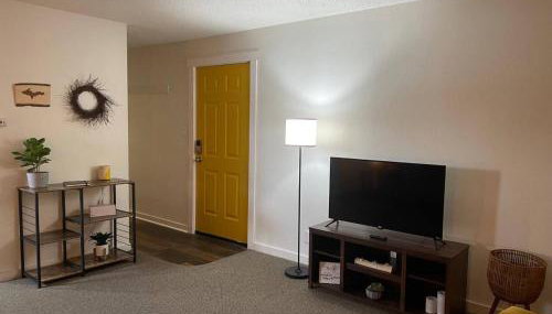 Downtown Yellow Room at Villages on Aurora - Foto 2