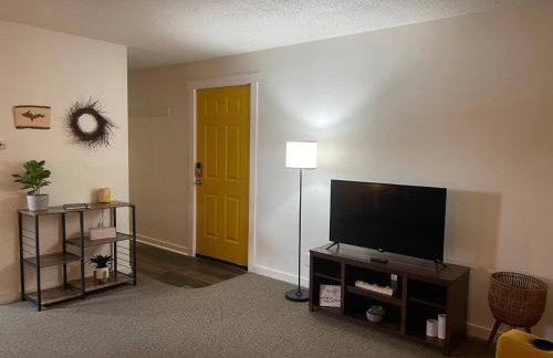 Downtown Yellow Room at Villages on Aurora - Foto 2