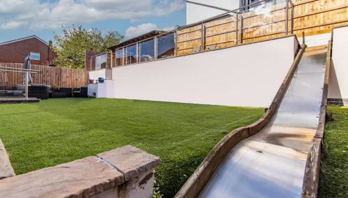 5Bed House with Games Room & Slide! Fast WiFI & FREE Parking - Photo 2