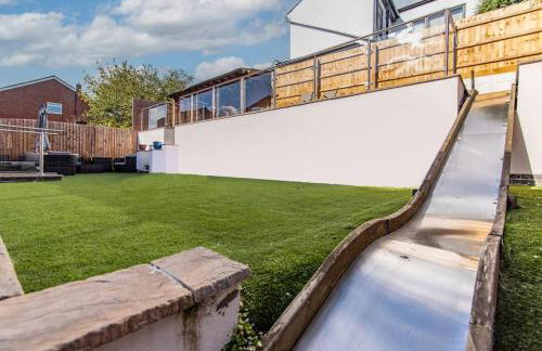 5Bed House with Games Room & Slide! Fast WiFI & FREE Parking - Photo 2