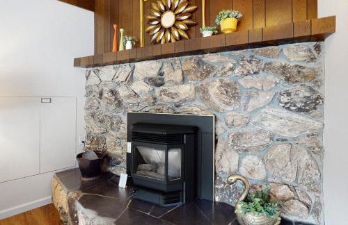 Viewcrest Retro Country Home - Photo 11