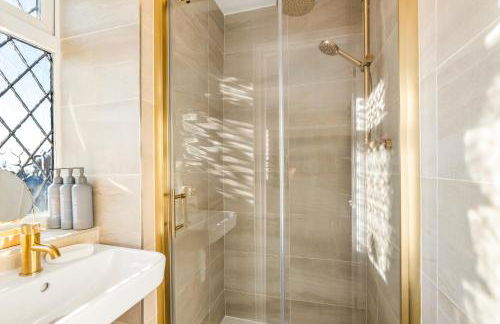 Spacious 5-Bedroom Home, Accommodates 10, Fast Wi-Fi & Parking Included - Foto 40