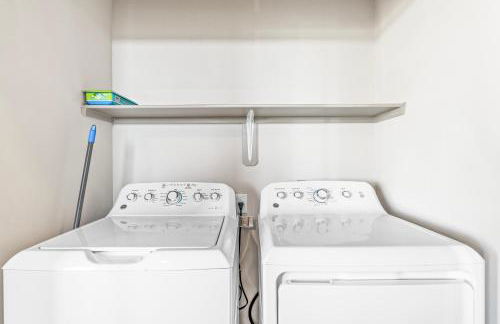 Spacious 2BR King Bed Suites Close to Downtown and Airport - Foto 39