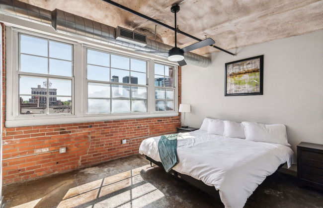 Luxury Historic Loft with Gym - Photo 48