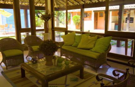 Belíssima Casa com extensa área externa - piscina, sauna, churrasqueira e campo de futebol - com 5 suítes e a 500 metros da Rua das Pedras - Foto 27