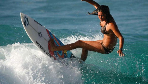 Una de las monitoras de la escuela de surf