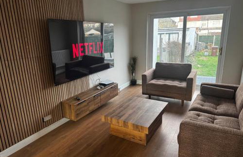 Modern 3-Bedroom House with Private Parking - Photo 1