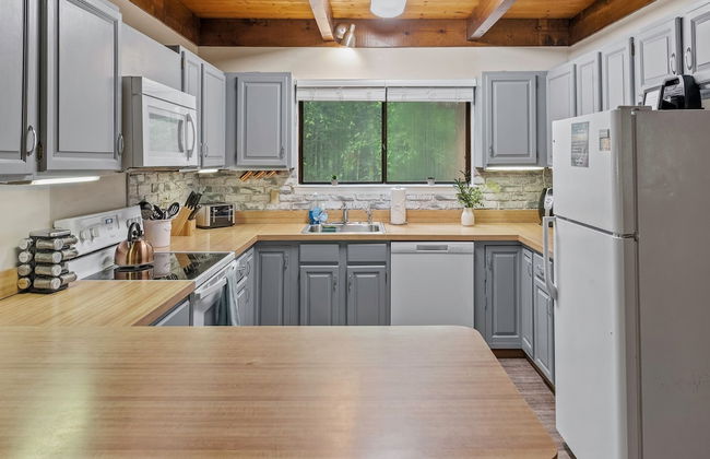 Mountain Must-have by Avantstay Indoor Hot Tub Game Room Fire Pit - Photo 13