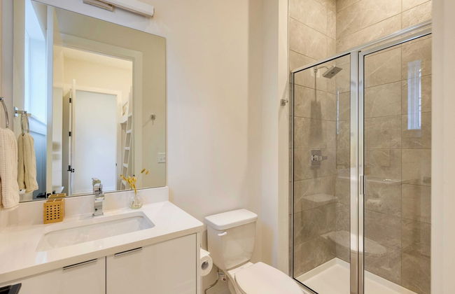 The Stage by Avantstay Chic 4bdr w/ Covered Balcony Modern + Newly Built - Photo 31