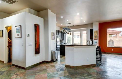 Luxe Couples Retreat with Pool and Outdoor Kitchen! - Foto 41