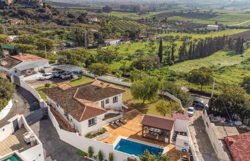 3 Bedroom Stunning Home In Coin - Photo 8