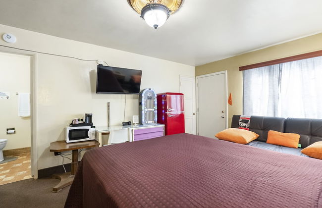 The New Star Motel with Studio-Kitchens: 1950s Extended-Stay Lodging and Retreat Center - Photo 29