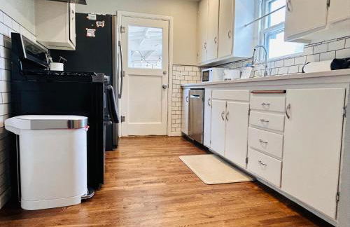 Celebration Chalet! Quant, cozy, a few blocks from BSU and close to downtown Boise, Fireplace, 4 beds, and seating for 6 Pets Welcome! - Photo 11