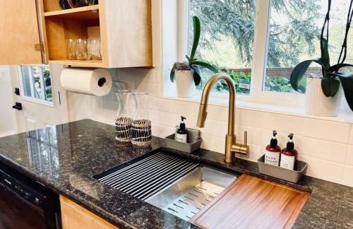 Zen Haus Garden Retreat, prime location, Luxe amenities - Photo 6