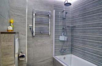 Marbella Luxury Home with Games Room & Sea Views - Photo 28