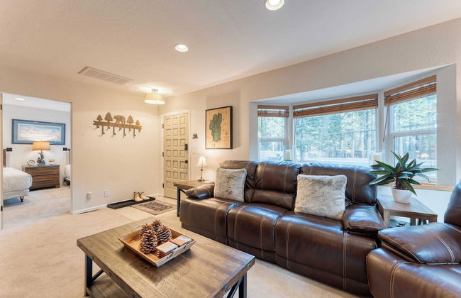 Westlake Cabin by Avantstay Hot Tub, Near Skiing, Walk to Restaurants & Lake! - Foto 8