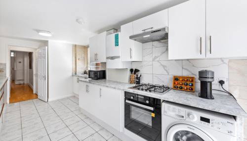 Cosy 4BR Group Home Sleeps 9 Book Now! - Foto 5, dishwasher, toaster