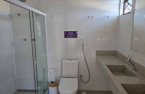 Quase beira mar, casa muito nova com 5 suítes, vista mar, piscina grande, cozinha completa, 4 vagas e perto de mercado, restaurantes e bares - CLIQUE E VEJA AS FOTOS - Foto 16