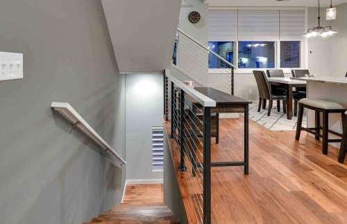 Modern Townhome Near Downtown walk to CWS! - Foto 19