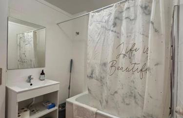 2BR Estoril Apartment - Near Estoril Beach & Cascais - Sleeps 4 - Foto 11