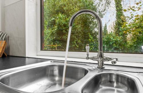 Manchester Contractor House - Fast WiFi - Sleeps 7! - Foto 14