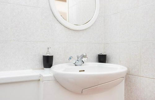 Spacious 1BR Steps from London Bridge & The Shard - Photo 7