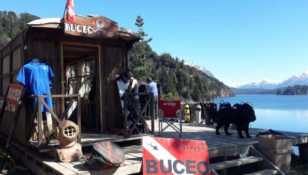 Puesto de buceo en el lago Moreno