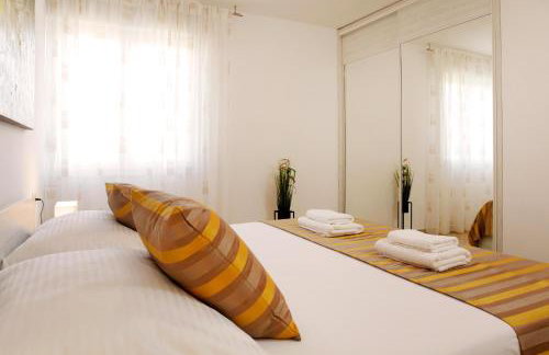 Modern 2-Bed Apt, Late check in available - Photo 24