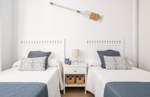 CASA LA PLAYA-CONIL Vacaciones de Lujo en Conil con Todas las Comodidades NETFLIX-HBO-DISNEY-CANALES DE FUTBOL-WIFI ALTA VELOCIDAD-SMART TV 65"-ALEXA - Foto 23