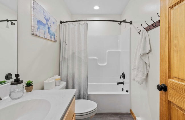 Bluejay Getaway by Avantstay Walk to Lake 7bdr, Hot Tub, Pool Table - Foto 41