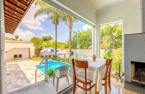 Casa com Piscina, Churrasqueira e Quartos amplos - Foto 2