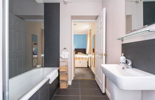 NEW Four Bedroom House - all rooms ensuite - Photo 31