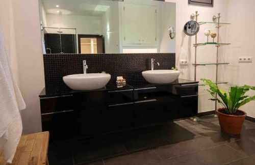 Idyllic 6 bed villa stunning sea view salt pool - Foto 38