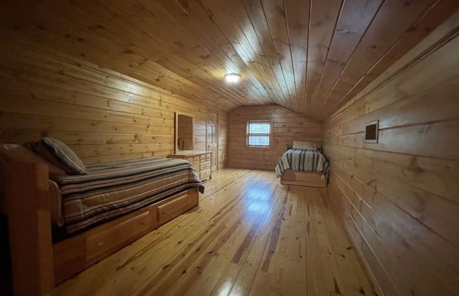 Deluxe log cabin! Pet and motorcycle friendly - enjoy nature with family and friends! 3 Bedroom Cabin by RedAwning - Foto 5