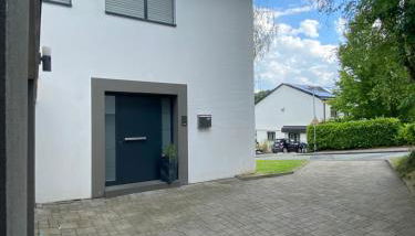 Modernes Ferienhaus mit 2 Balkonen, Terrasse und Garten ! - Foto 5