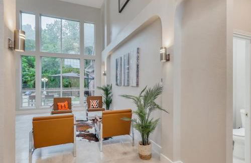 Captivating 6BR 3B Home with Pool & Fire Pit - Foto 45