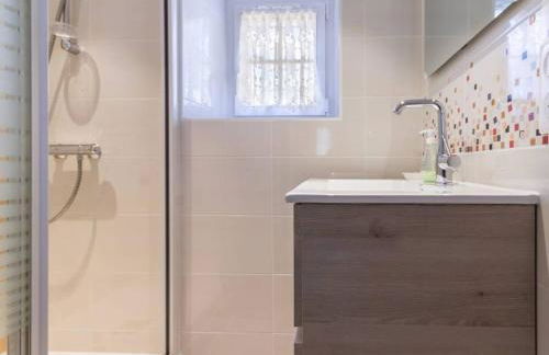 Maison rénovée typique, calme, proche mer, 2 cours fermées, cheminée et équipements pour enfants. - FR-1-306-836 - Foto 7