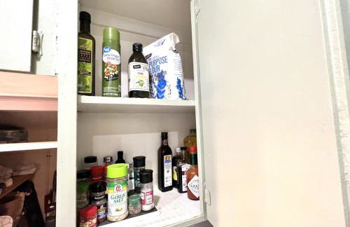 Main St New with AC Monthly stays Charming Cottage KING BED - Foto 41