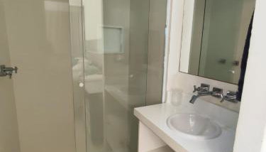 Apartamento com vista para piscina em Angra dos Reis - Condomínio com piscina, bar molhado e marina - Aluguel de Lancha no Local - Foto 5, Shower