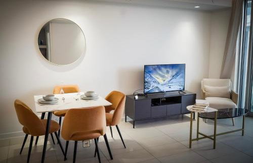 High Floor Modern 1BR Stunning Views Balcony Portable AC Free Parking - Photo 6