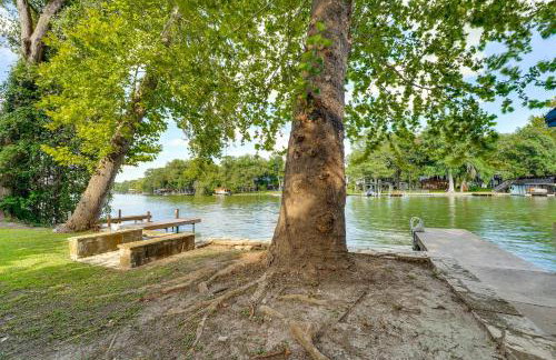 4-Season Boathouse, Hot Tub! Guadalupe River Oasis - Foto 47