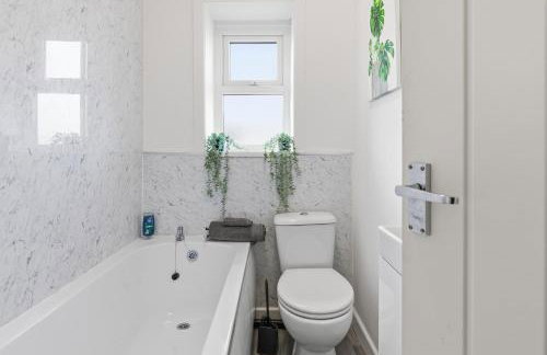 Modern 5 Bed 2 Bath House w Free Parking - Photo 5