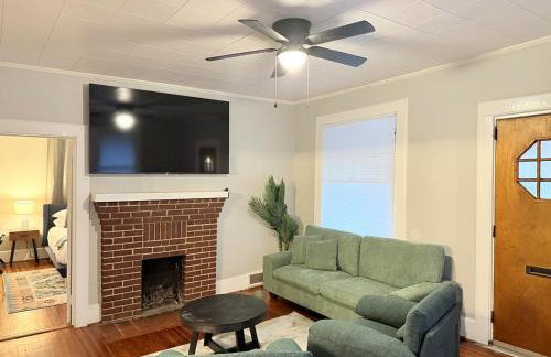 Cottontown Bungalow - Fast WiFi - Walk Downtown - Foto 1